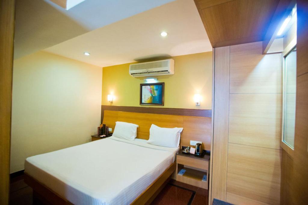 Malles Manotaa Chennai Exterior photo
